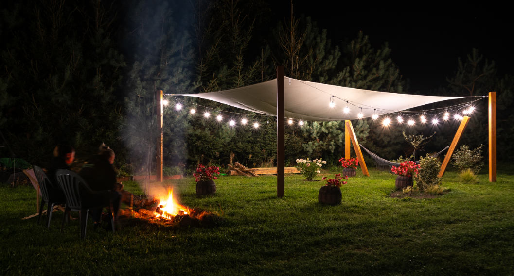 ognisko przyjaciele noc pergola kwiaty