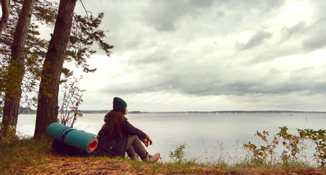 kobieta odpoczywająca nad jeziorem