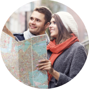 piękna para zwiedza miasto z mapą